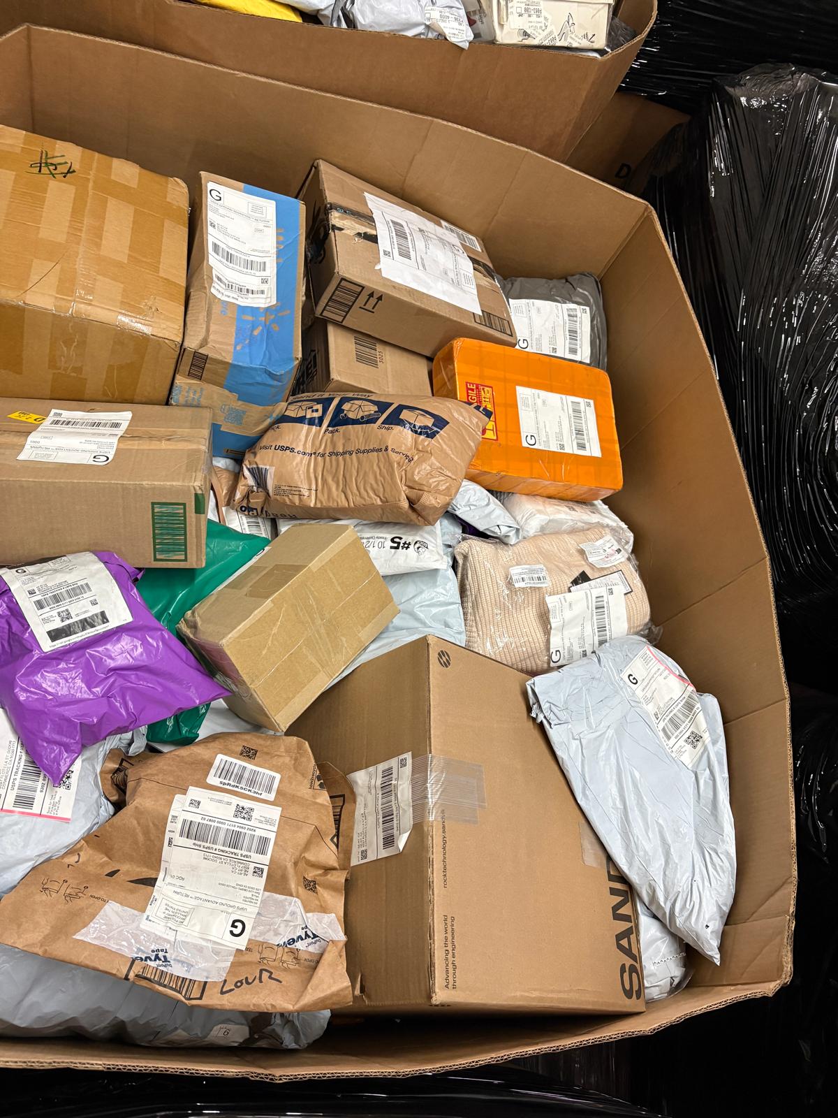 Lot composé d’environ 200 colis de retours Amazon (boîtes et sacs variés). Compte non vérifié