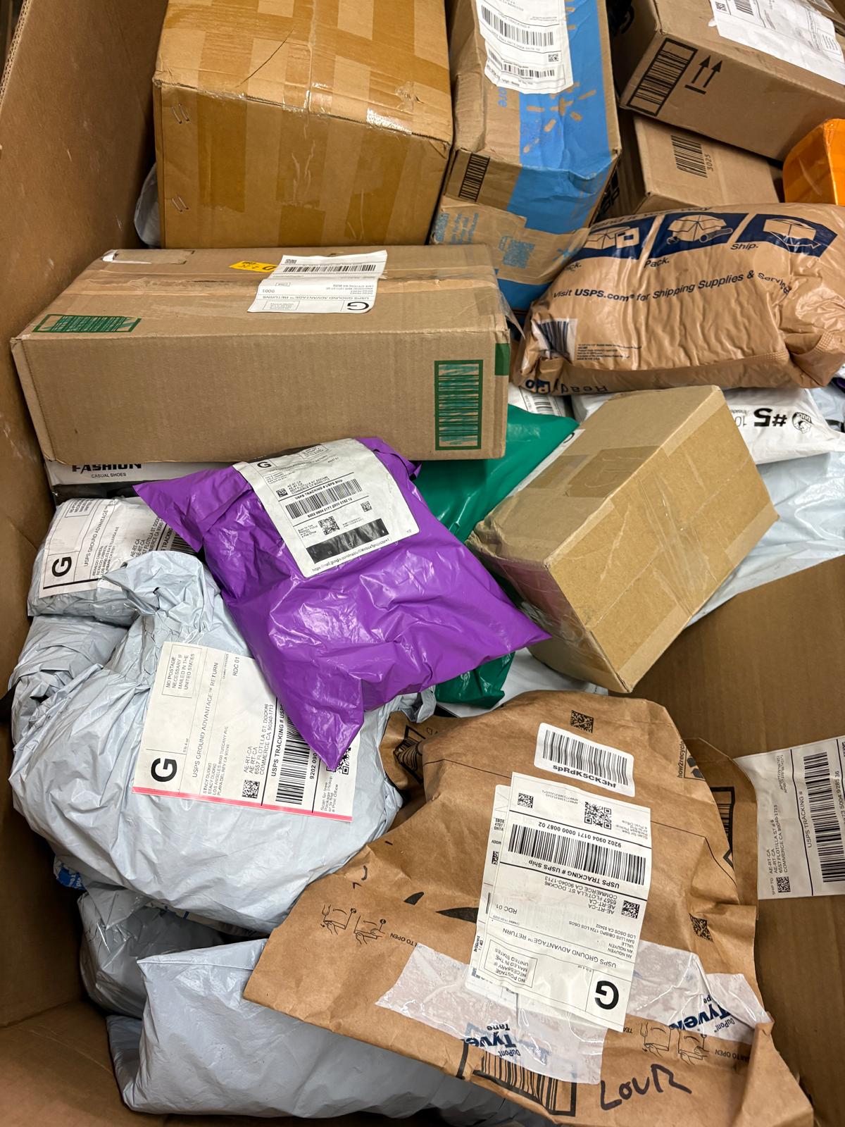 Lot composé d’environ 200 colis de retours Amazon (boîtes et sacs variés). Compte non vérifié